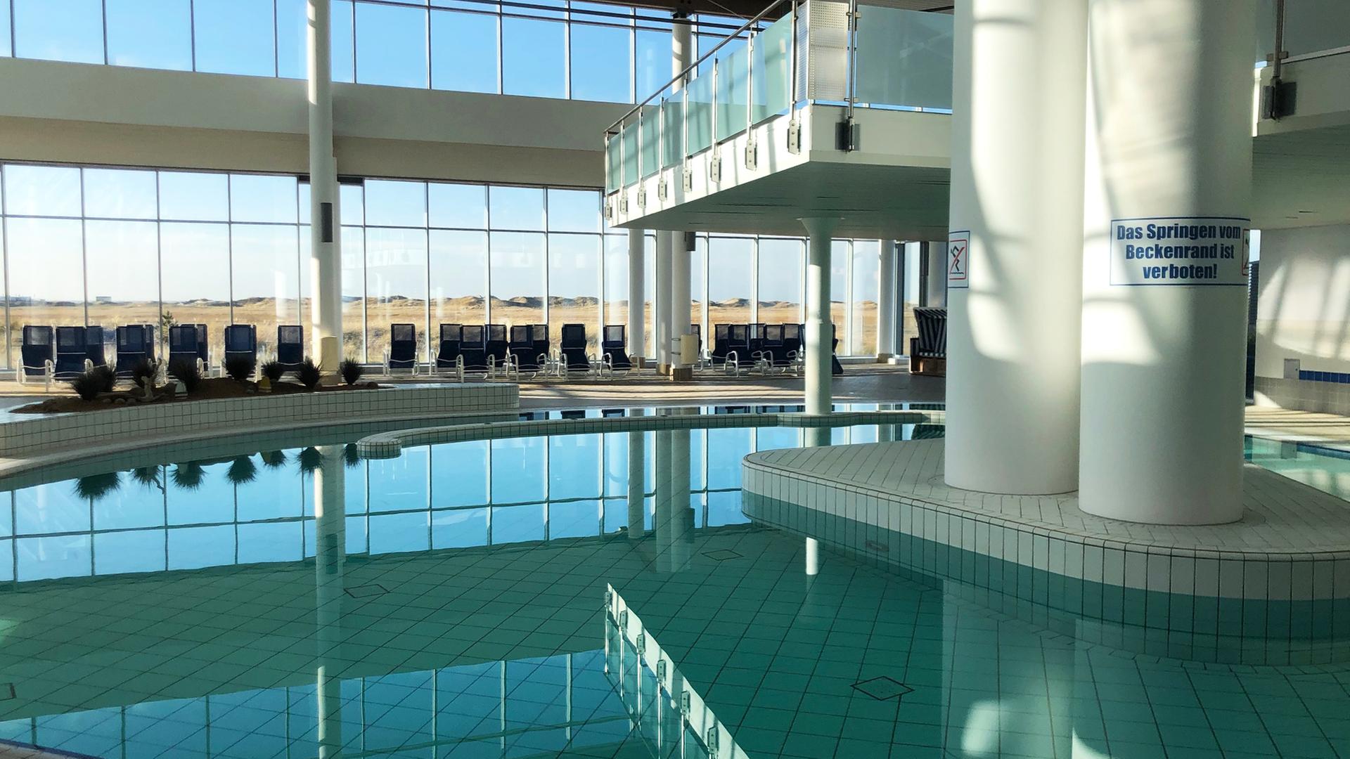 Das Schwimmbecken der Dünen-Therme in Sankt Peter-Ording | NDR, Moritz Ohlsen