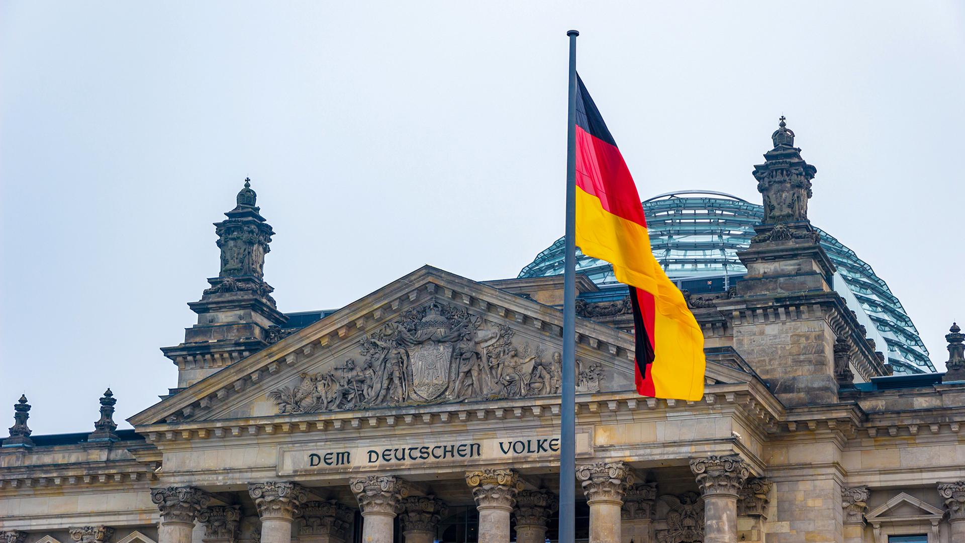 Die deutsche Fahne weht vor dem Bundestag in Berlin. | Colourbox, Paolo Querci