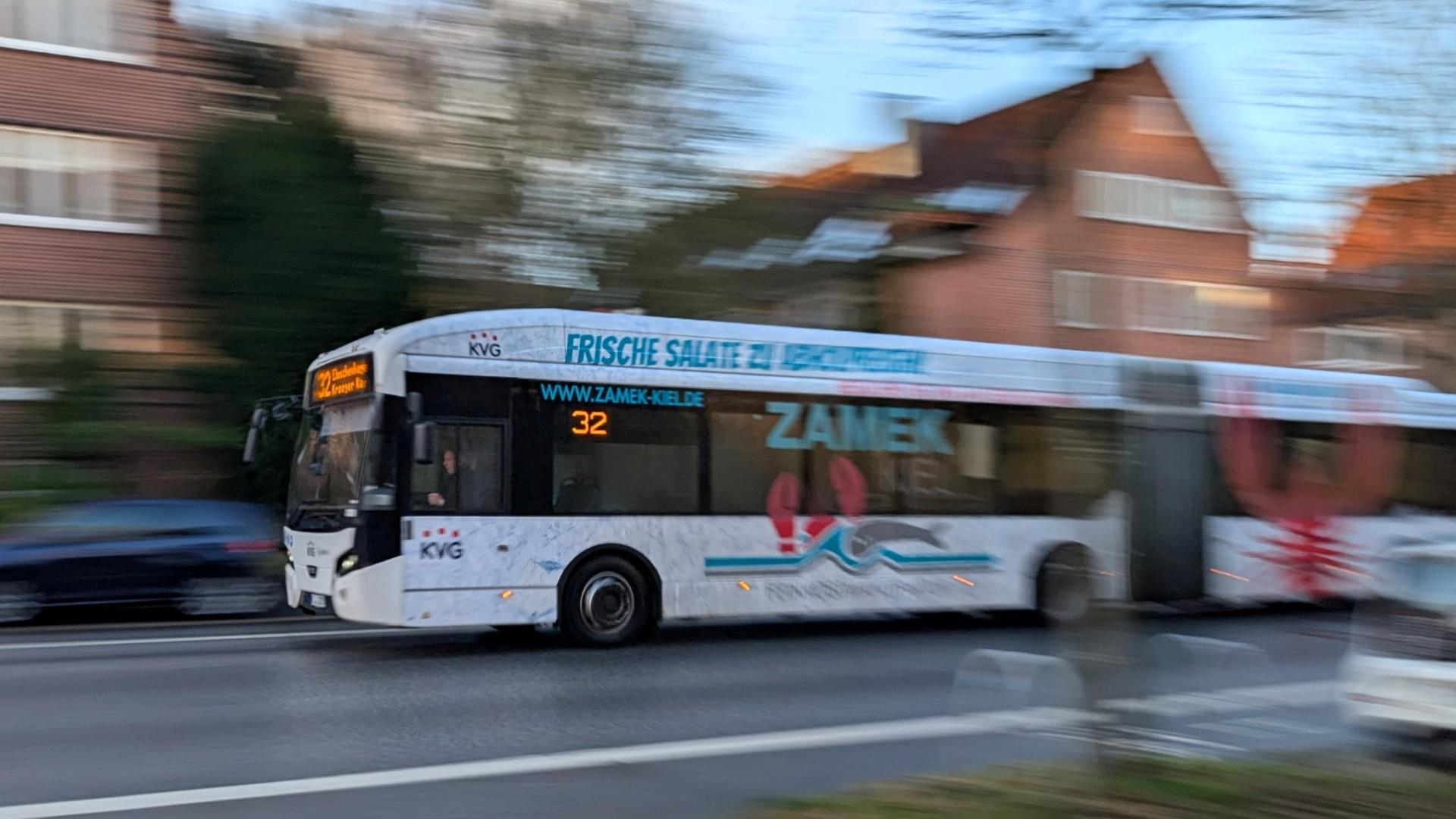 Anreise zur Kieler Woche: Extra-Busse, Nachtzüge, 