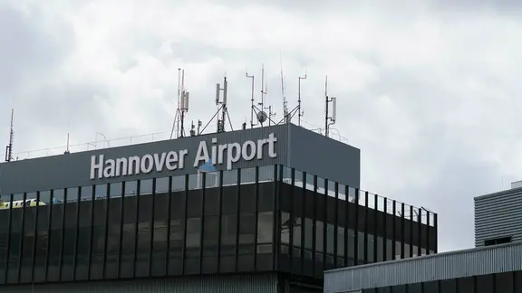 An der Fassade eines Flughafenterminals in Hannover-Langenhagen ist der Schriftzug „Hannover Airport“ angebracht.