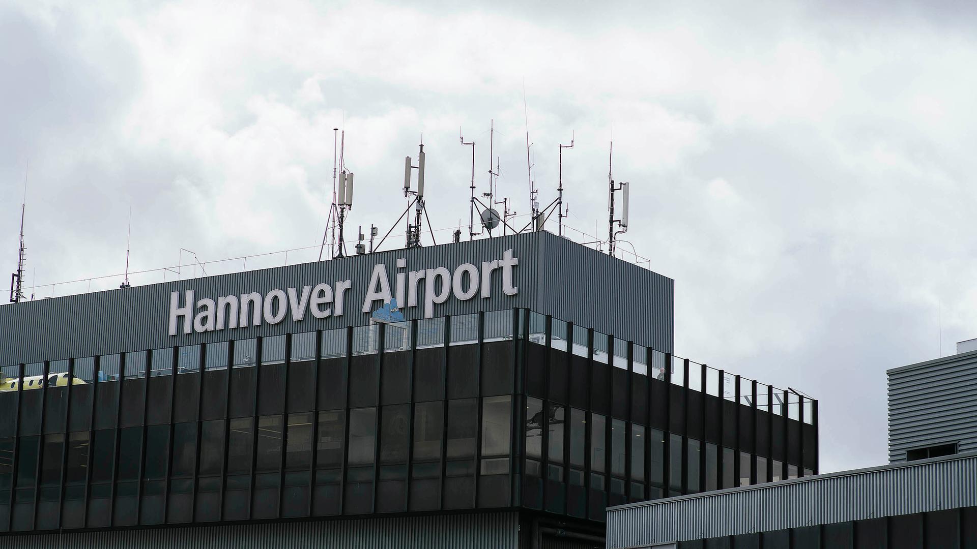 An der Fassade eines Flughafenterminals in Hannover-Langenhagen ist der Schriftzug „Hannover Airport“ angebracht. | NDR, Julius Matuschik