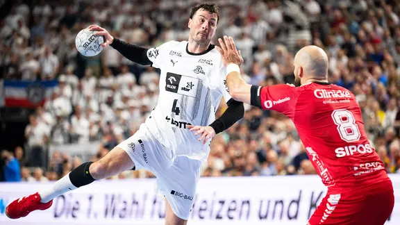 Kiels Domagoj Duvnjak (l.) und Melsungens Adrian Sipos kämpfen um den Ball.