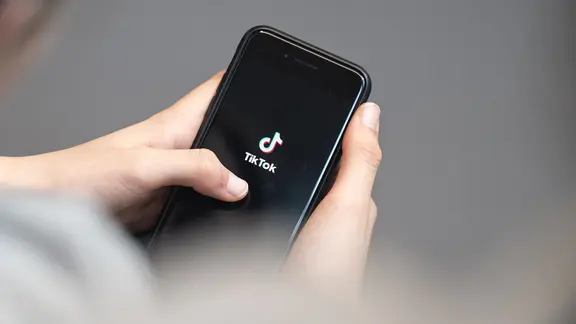 Eine Person hat auf einem Smartphone die TikTok-App geöffnet.