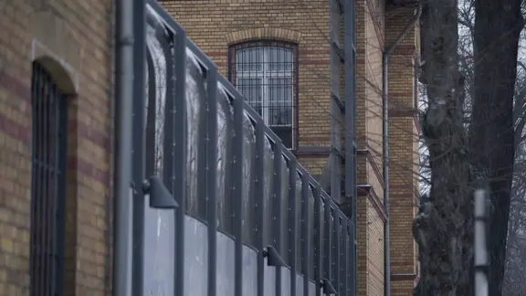 Mauern und Zaun eines Maßregelvollzugs