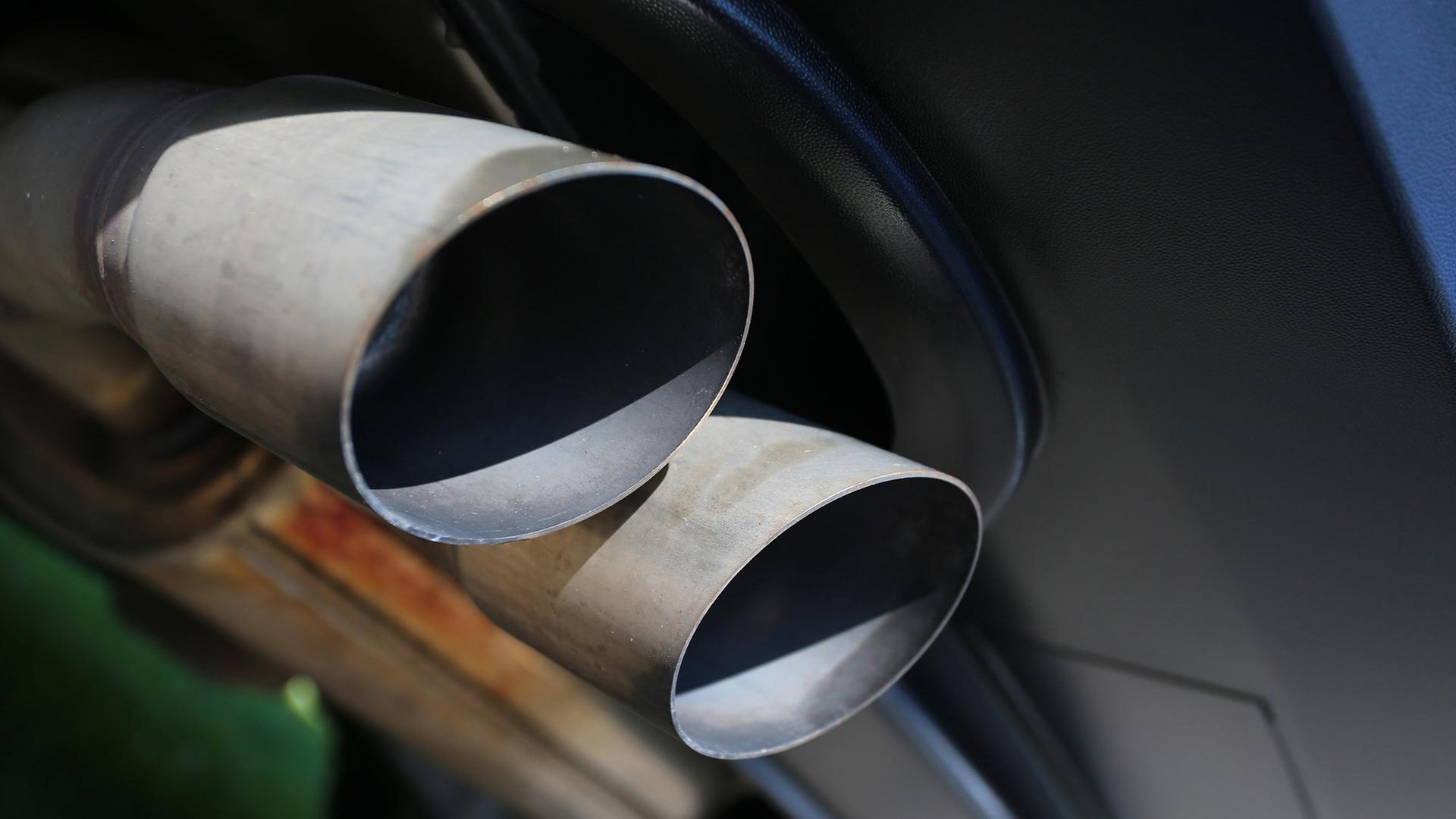 Der Auspuff eines Pkw ist von unten zu sehen. | dpa-Bildfunk, Karl-Josef Hildenbrand