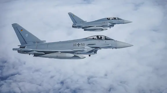 Zwei Eurofighter der Bundeswehr aus Rostock Laage fliegt während der NATO-Übung Rapid Viking über Island.