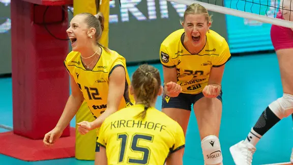 Die Schweriner Volleyballerinnen jubeln.