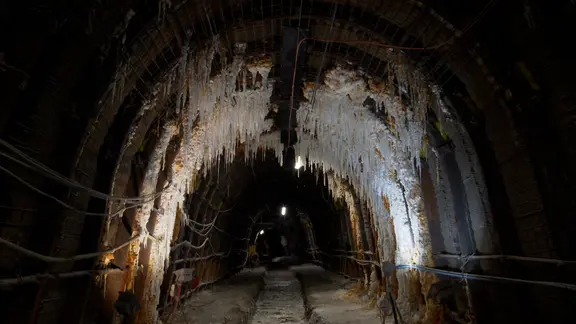 In einem Tunnel des Atommülllagers Asse hängen Salzkristalle von der Decke. | NDR In einem Tunnel des Atommülllagers Asse hängen Salzkristalle von der Decke.
