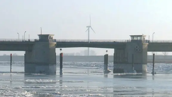 Die Eiderbrücke in Tönning.