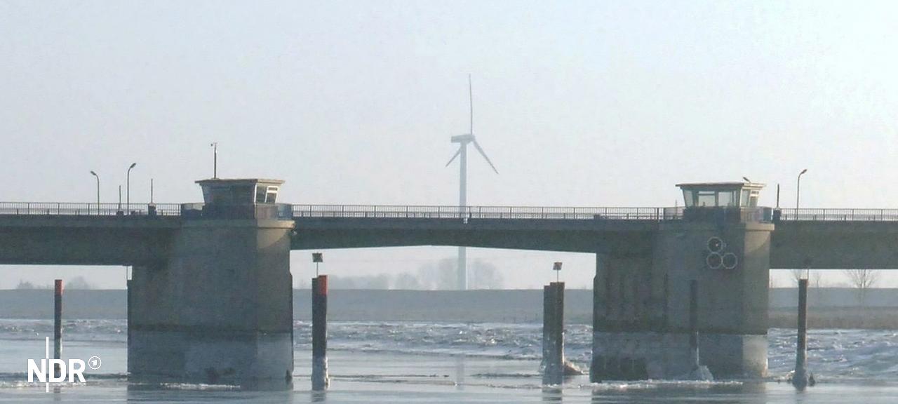 Die Eiderbrücke in Tönning. | picture alliance / dpa, Wulf Pfeiffer Die Eiderbrücke in Tönning.
