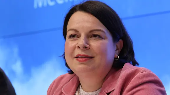 Sie will den Kinderschutz gesetzlich stärker verankern: Mecklenburg-Vorpommerns Sozialministerin Stefanie Drese (SPD). | dpa-Bildfunk, Jens Büttner Mecklenburg-Vorpommerns Sozialministerin Stefanie Drese (SPD) bei einer Presseskonferenz. (Themenbild)