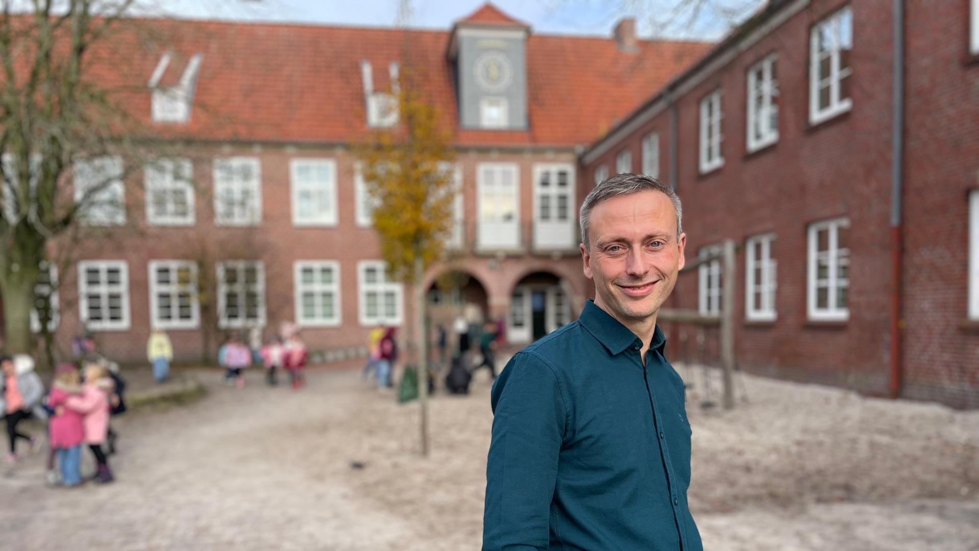 Sebastian Schneemelcher steht vor der Grundschule in Wittmund | NDR, Catherine Grim