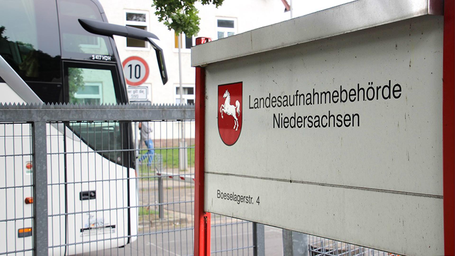 Ein Reisebus steht am Eingangstor der Landesaufnahmebehörde Niedersachsen in Braunschweig. | NDR