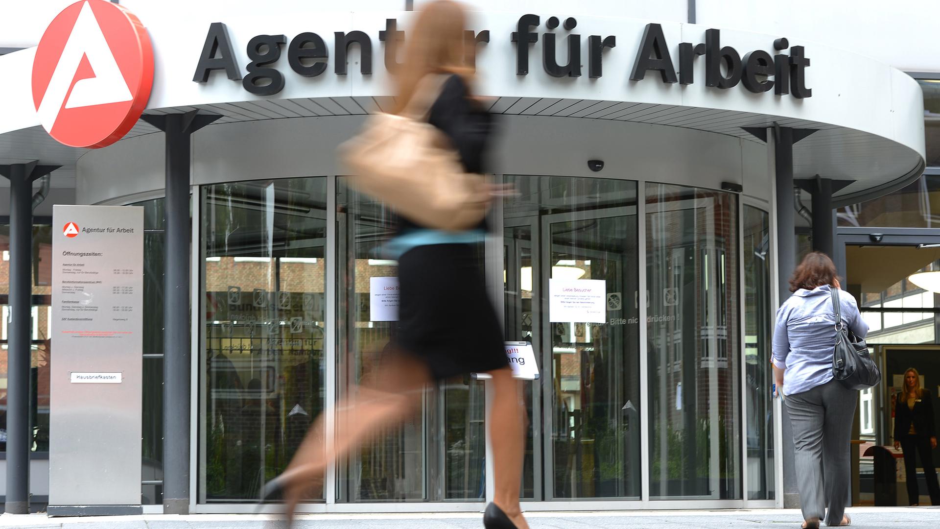 Menschen gehen in die Agentur für Arbeit in Hamburg | picture alliance / dpa, Marcus Brand