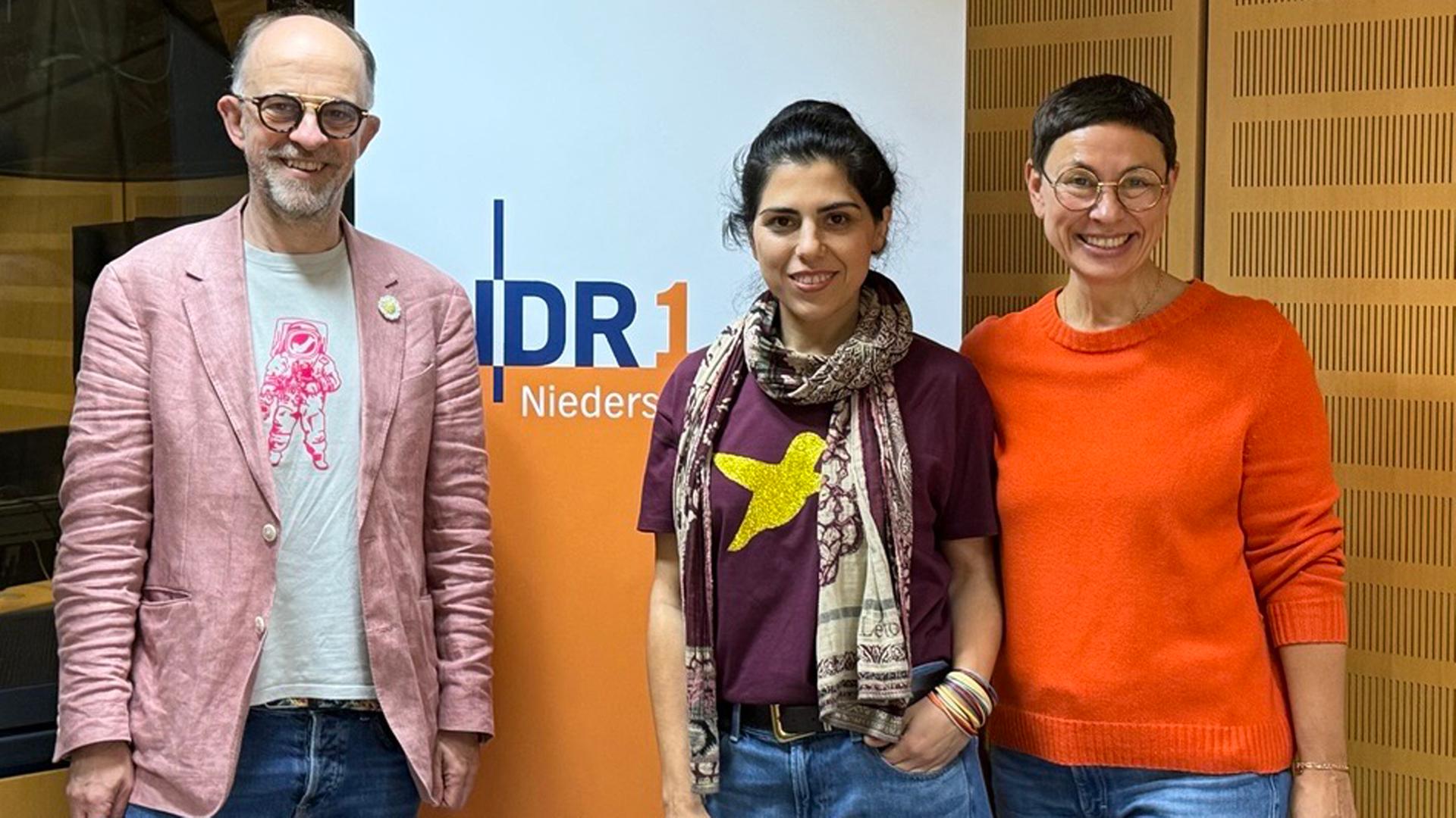 Martina GIlica mit der Künstlerin Farzane Vaziritabar und Oliver Rohde | NDR