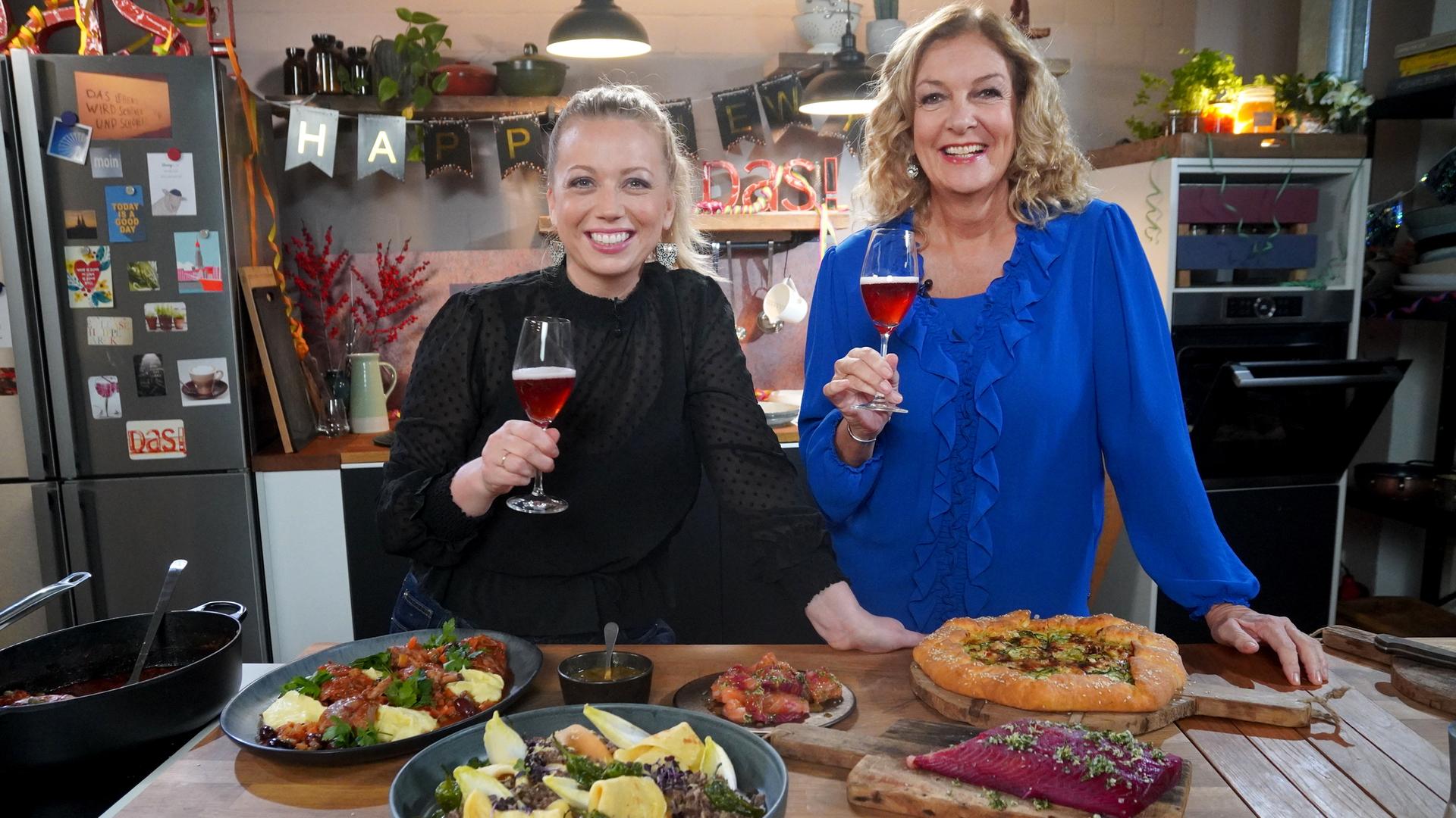 Zu Silvester laden Fernsehköchin Zora Klipp und NDR Moderatorin Bettina Tietjen zu einem gemeinsamen Genusserlebnis. | NDR