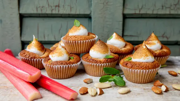 Rhabarbertörtchen mit Baiser-Haube | NDR, Claudia Timmann Rhabarbertörtchen mit Baiser-Haube