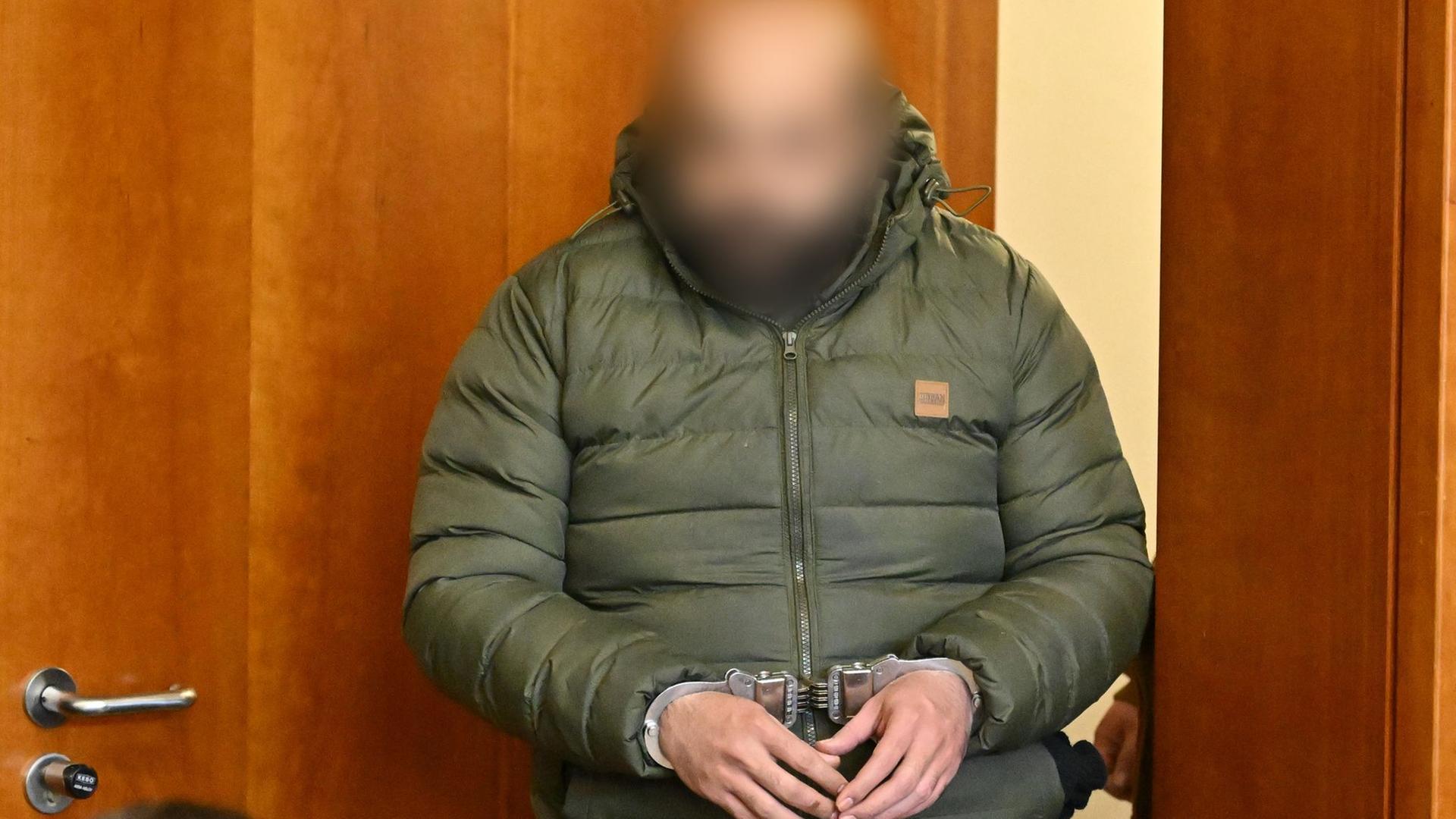 Der Beschuldigte in einem Prozess um den tödlichen Stoß gegen die 16-jährige Liana vor einen Güterzug in Niedersachsen  | dpa-Bildfunk, Swen Pförtner