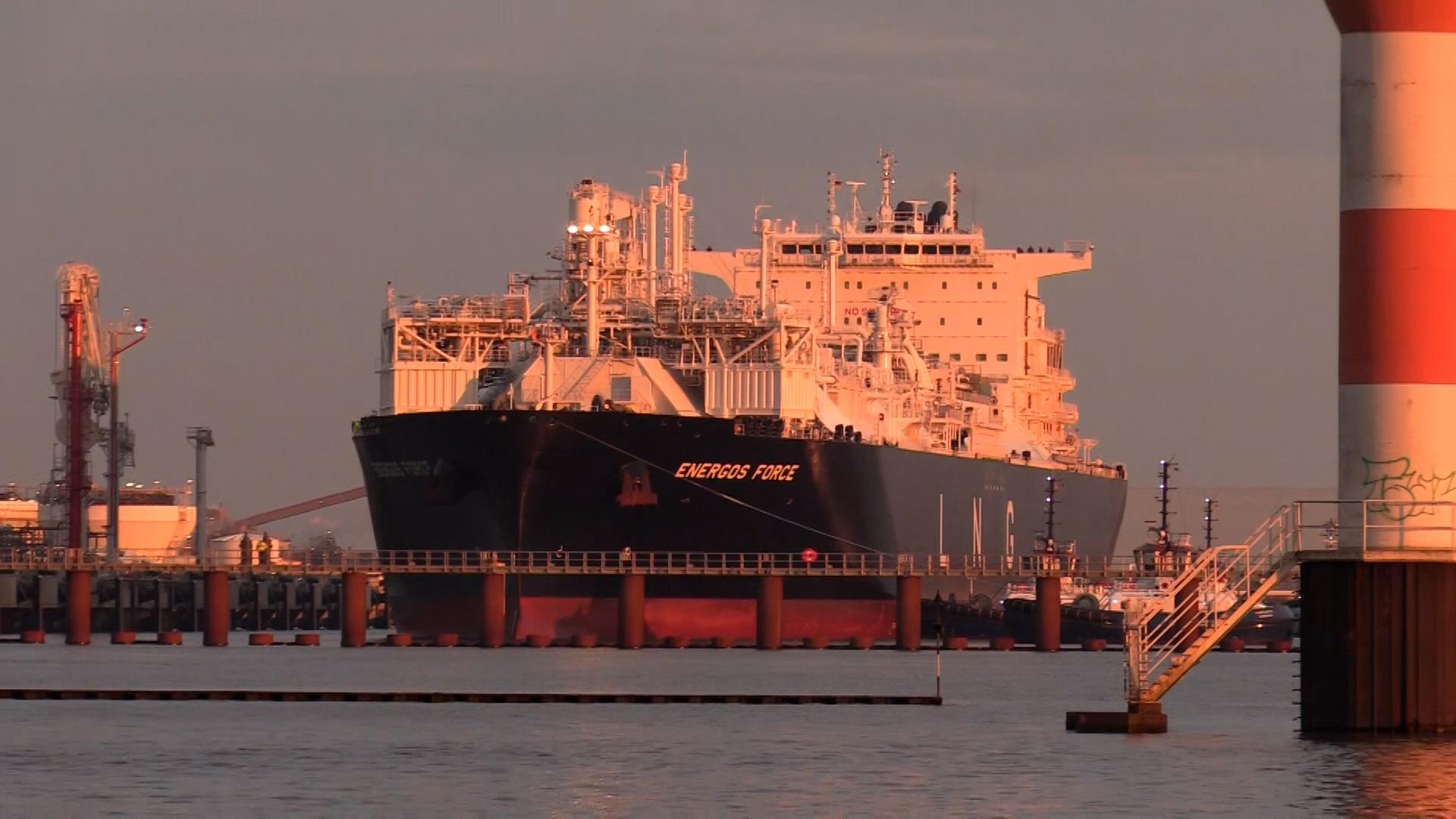 Ein Schiff, das als schwimmendes LNG-Terminal genutzt werden soll, fährt in den Hafen in Stade ein. | TV Elbnews