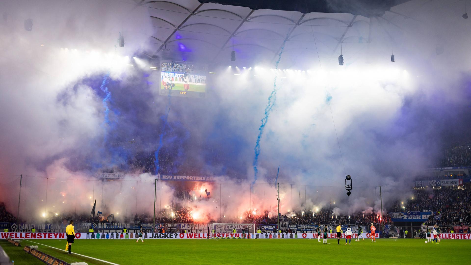 Fans des HSV zünden während des Bundesliga-Derbys gegen Werder Bremen Pyrotechnik  | IMAGO / Philipp Szyza