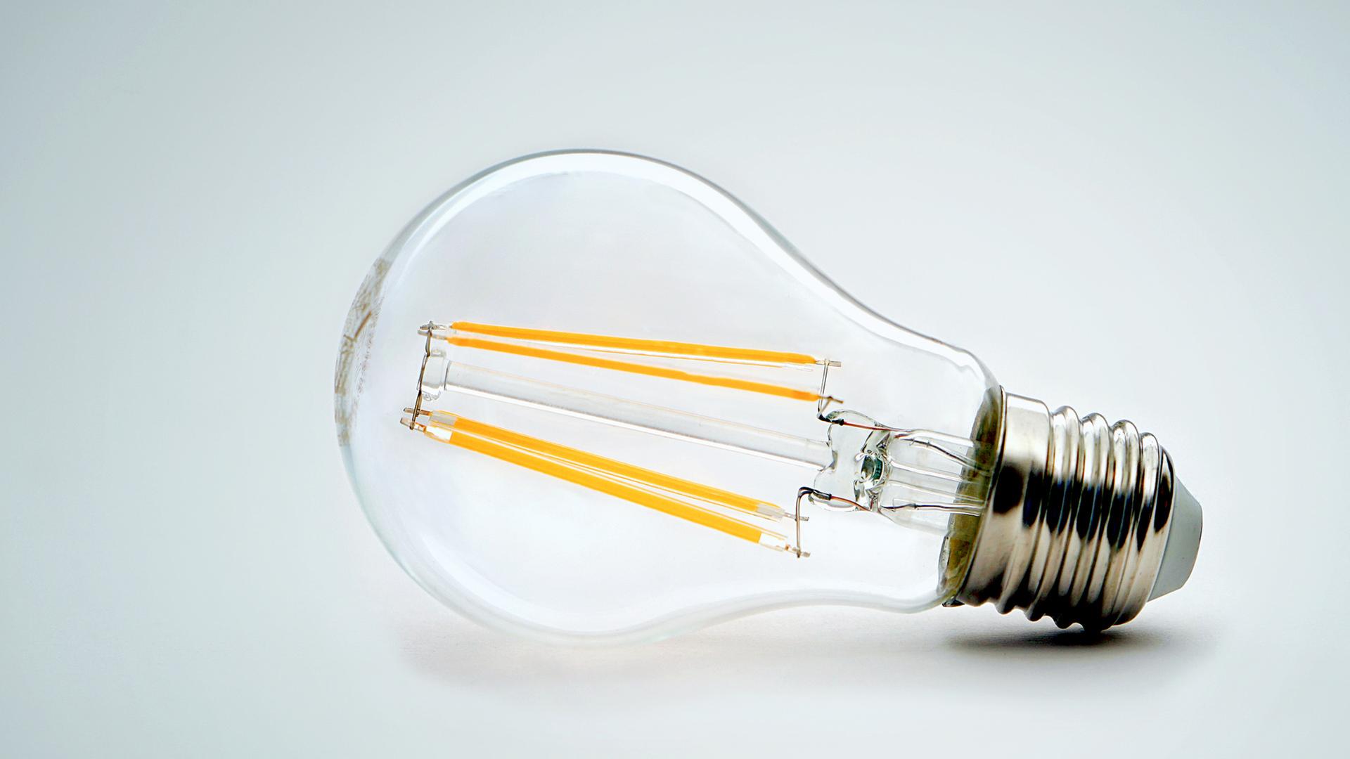 Eine LED-Filament-Glühbirne mit gelben, langen Leuchtstäben. | colourbox, Andre