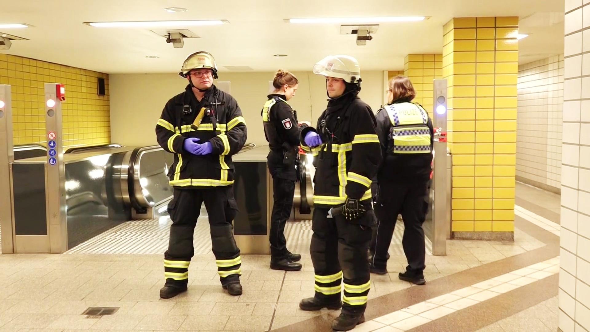 Gänsemarkt: Frau mit Rollator stürzt vor U-Bahn und stirbt