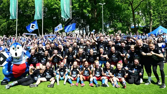 HSV-Spielerinnen, Trainer- und Betreuer-Team bejubeln den Aufstieg in die Bundesliga.
