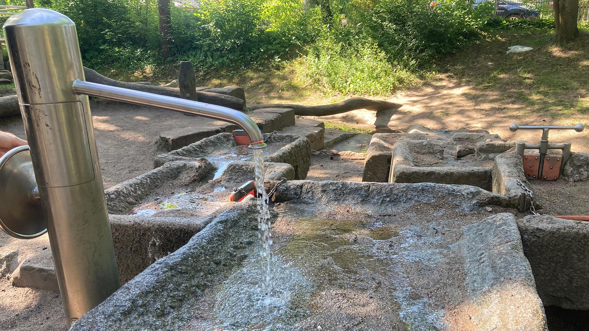 Wasserspiele statt Überschwemmung: Hamburg auf dem Weg zur Schwammstadt Wasserspiele statt Überschwemmung: Hamburg auf dem Weg zur Schwammstadt