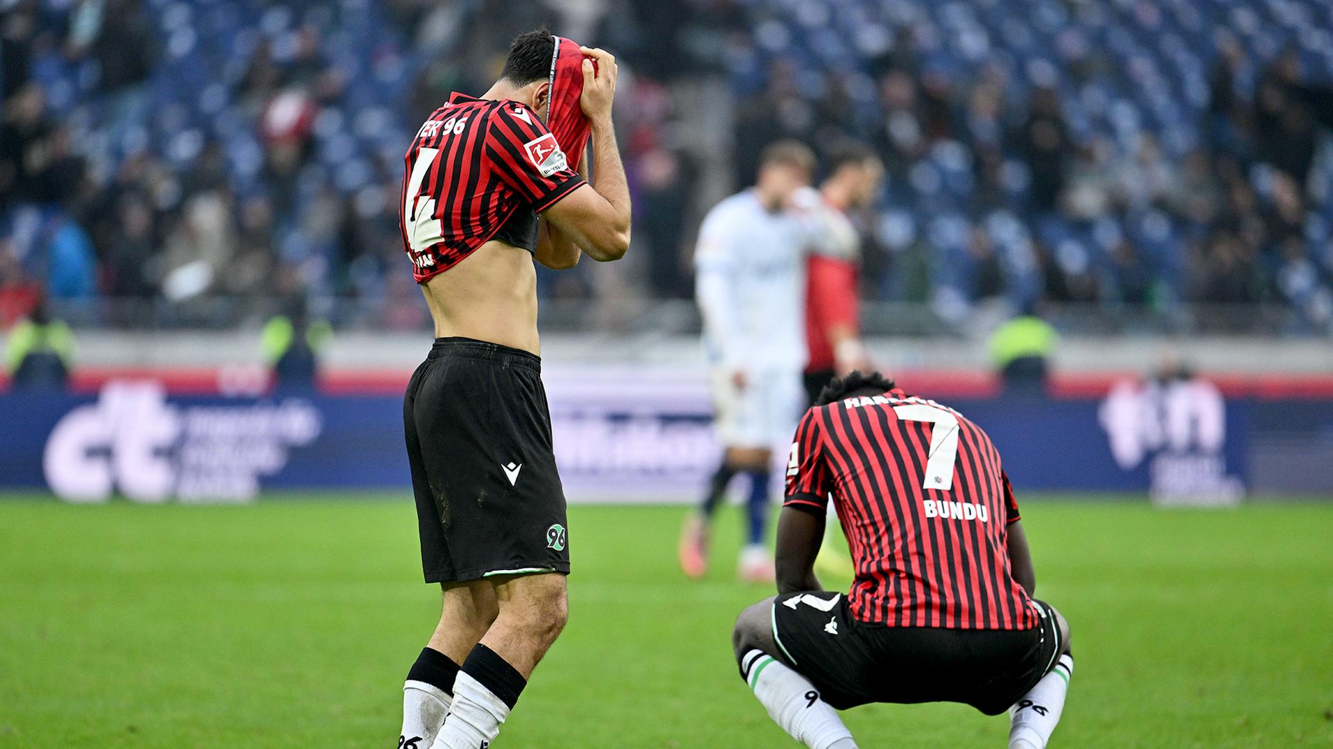 Hannovers Husseyn Chakroun (l.) und Mustapha Bundu | picture alliance/dpa | Swen Pförtner