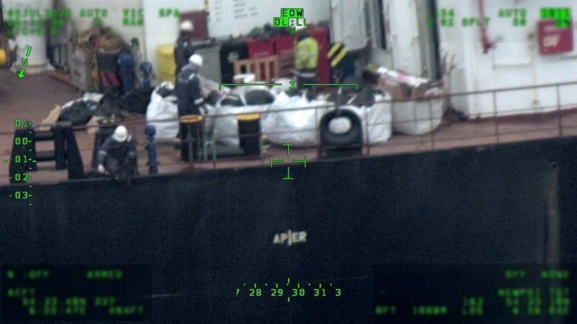 Luftaufnahme mehrerer Personen und Säcke auf einem Schiffsdeck. | Bundespolizeiinspektion See Cuxhaven