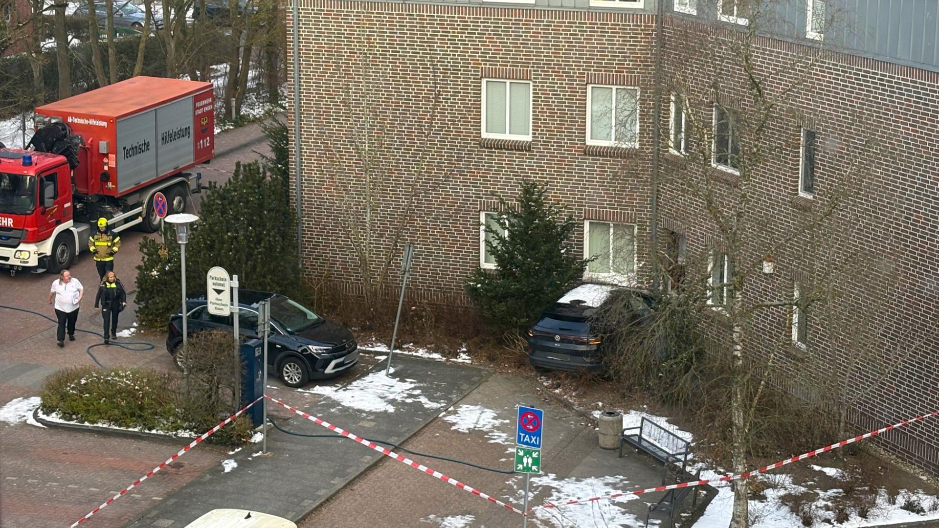 Ein Auto, das durch ein Gebüsch in eine Hauswand gefahren ist.  | NDR, Thomas Stahlberg