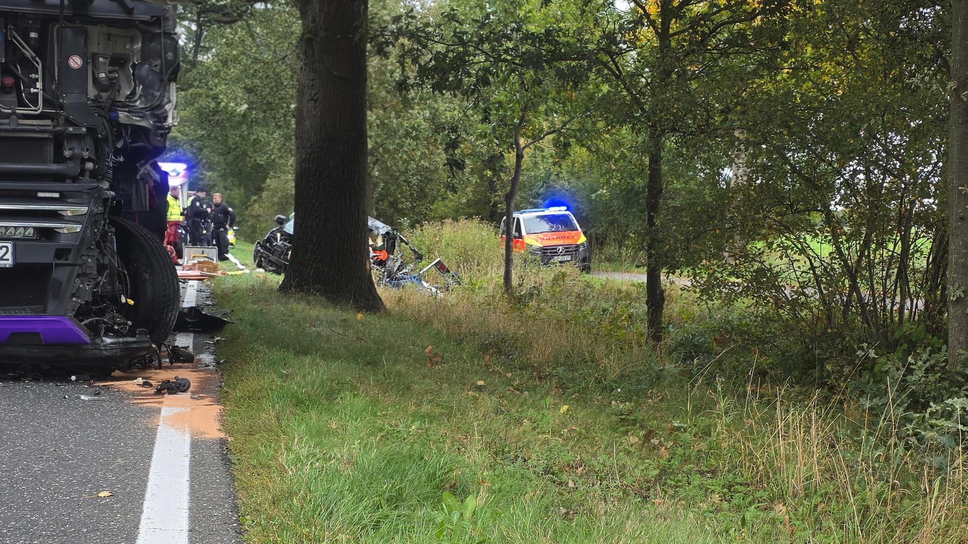 Ein Lkw und ein Auto stehen nach einem Unfall kaputt am Straßenrand. | Ralf Drefin