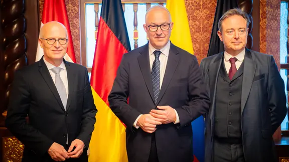 Hamburgs Bürgermeister Peter Tschentscher (l.) bei einem Besuch in Kolumbiens Hauptstadt Bogota neben dem Bürgermeister von Rotterdam, Ahmed Aboutaleb (M.), und dem Bürgermeister von Antwerpen, Bart de Wever.