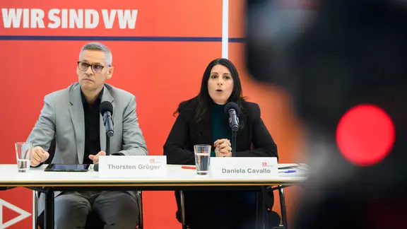 Thorsten Gröger, IG Metall-Verhandlungsführer, und Daniela Cavallo, Gesamtbetriebsratsvorsitzende VW, sprechen bei einer Pressekonferenz über die Zukunft.