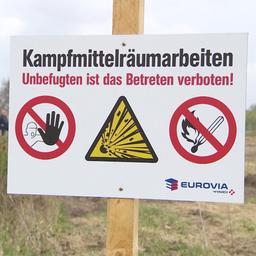Ein Schild weißt auf Kampfmittelräumarbeiten hin.
