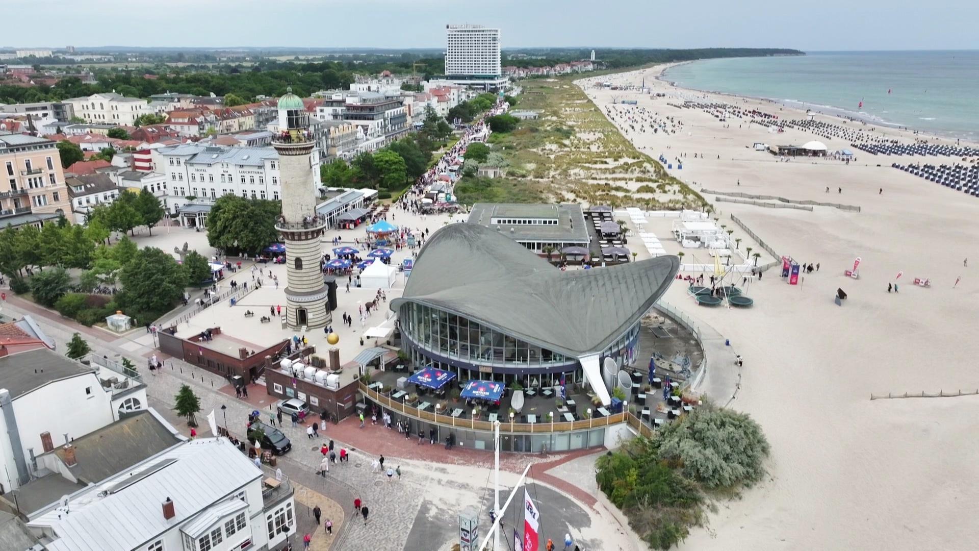 Blick auf die 87. Warnemünder Woche und den Teepott von oben | Screenshot
