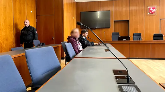 Ein wegen Sachbeschädigung angeklagter Mann sitzt vor Gericht in Göttingen.