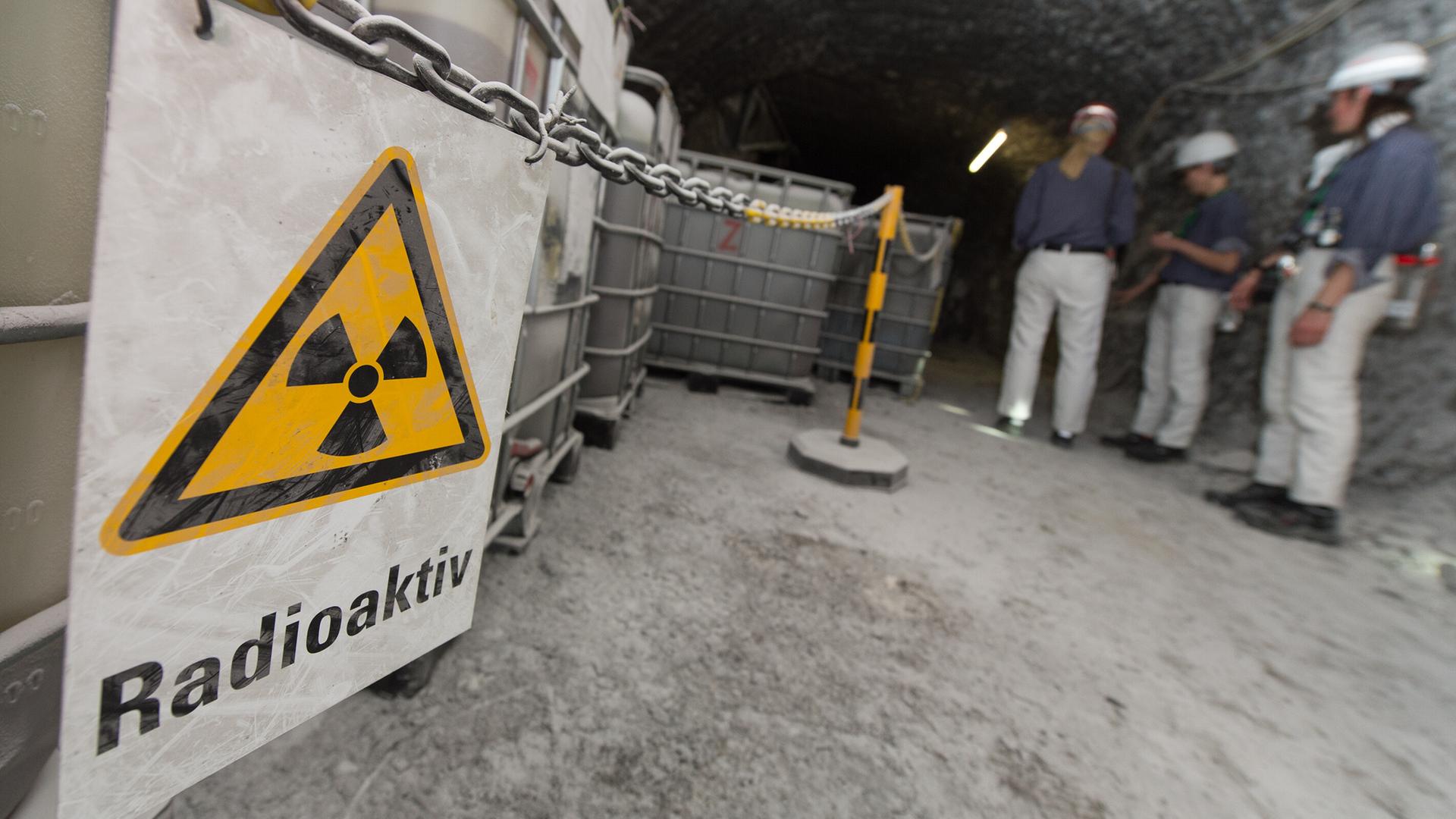 Vor Containern mit radioaktiver Lauge hängt in der Schachtanlage Asse ein Warnschild mit der Aufschrift 