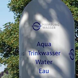 Ein städtischer Trinkbrunnen am Ufer der Außenalster in Hamburg.