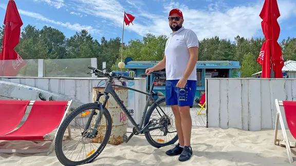 Mit dem Rad als Grenzpendler unterwegs zur Arbeit an der Strandbar. Mateus Laszkiewicz fährt täglich von Swinemünde nach Ahlbeck.