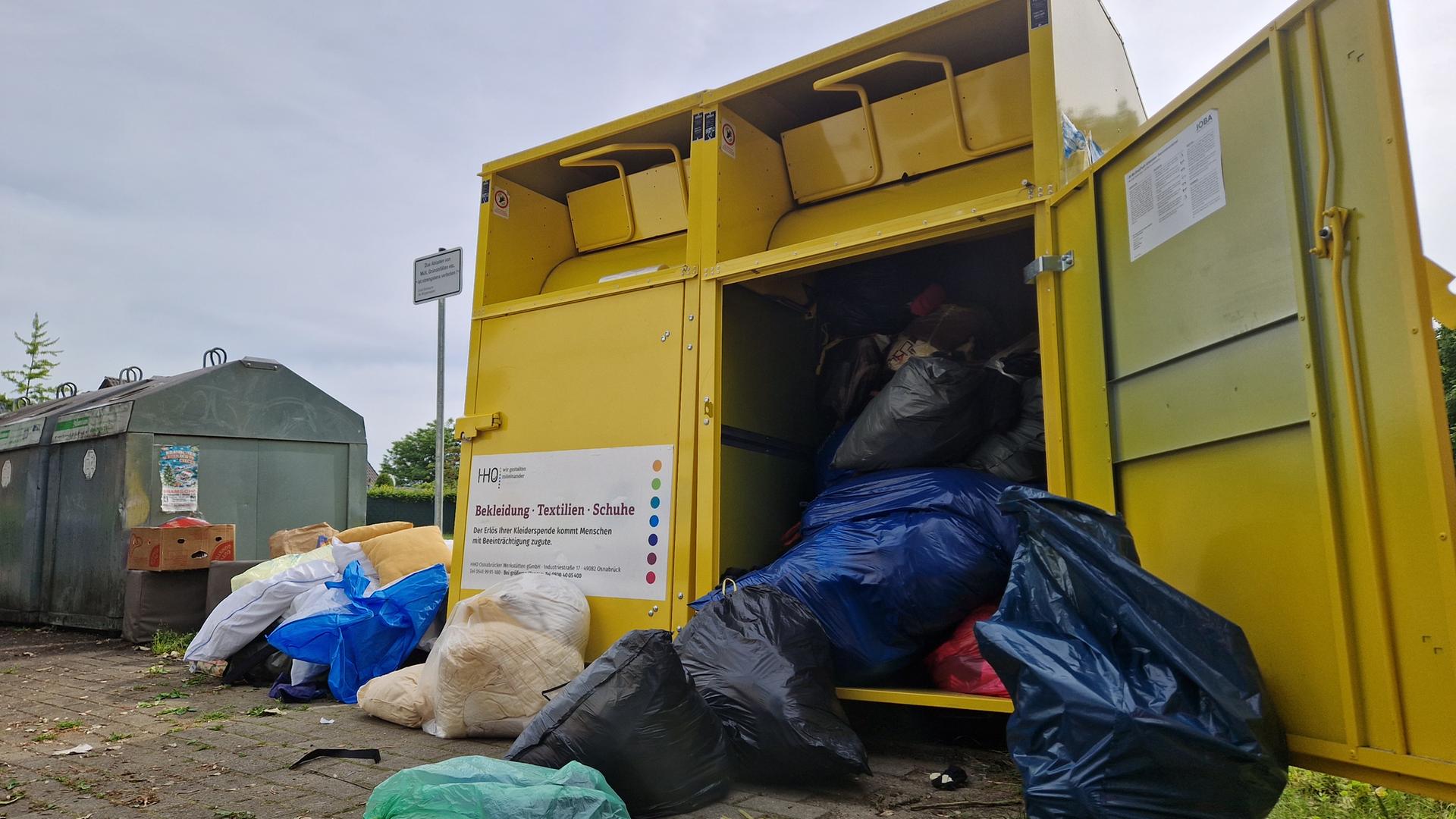 Ein Altkleidercontainer steht offen. | NDR
