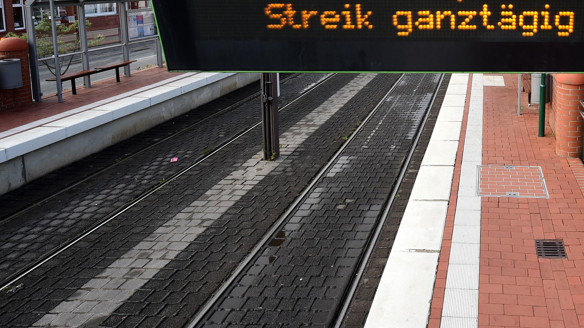 Eine Anzeigetafel weist auf einen ganztägigen Warnstreik hin. | picture alliance/dpa, Holger Hollemann