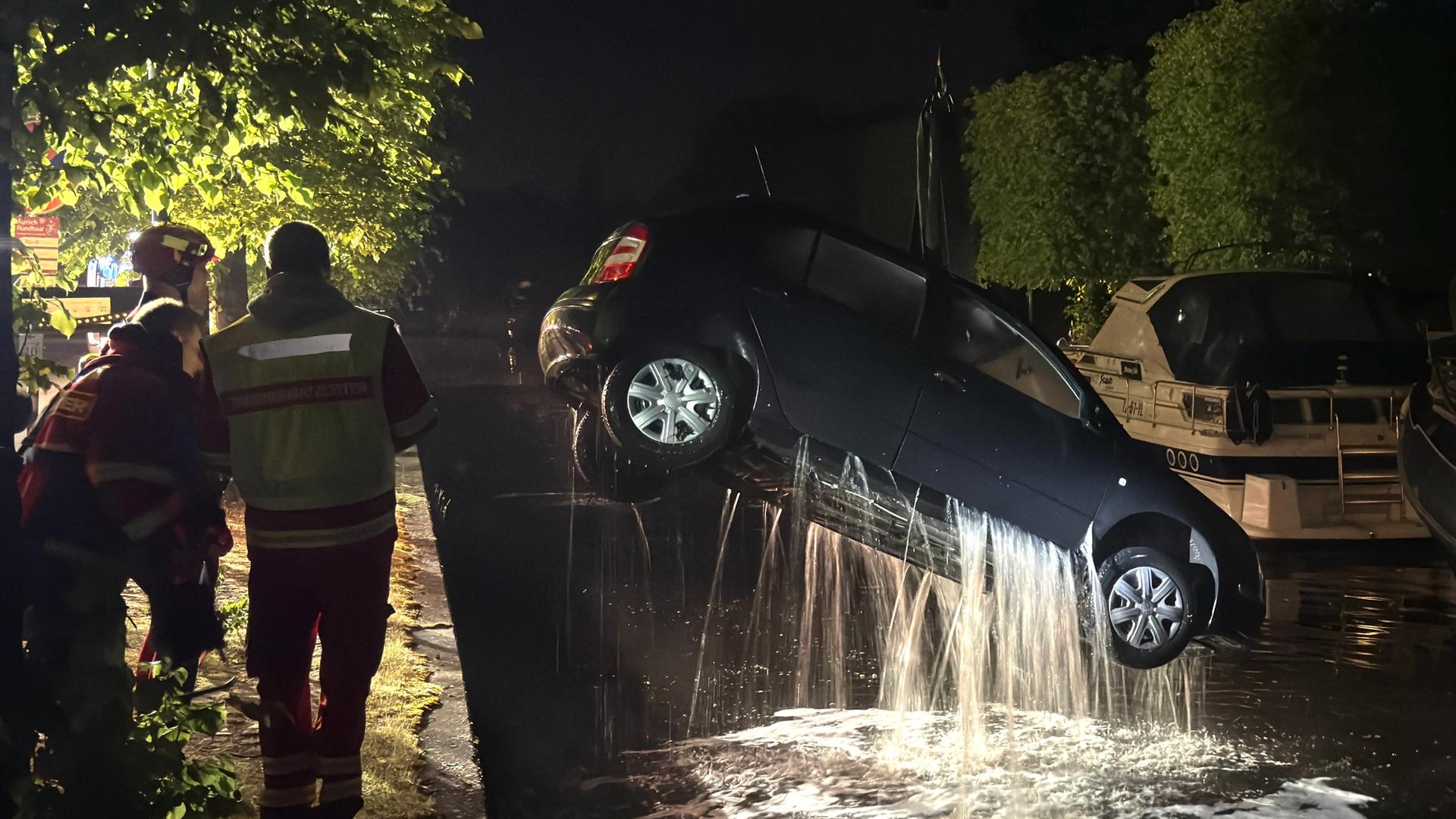 Ein Auto wird von einem Kran aus einem Hafenbecken in Aurich gezogen.  | Feuerwehr Aurich, Sönke Geiken 