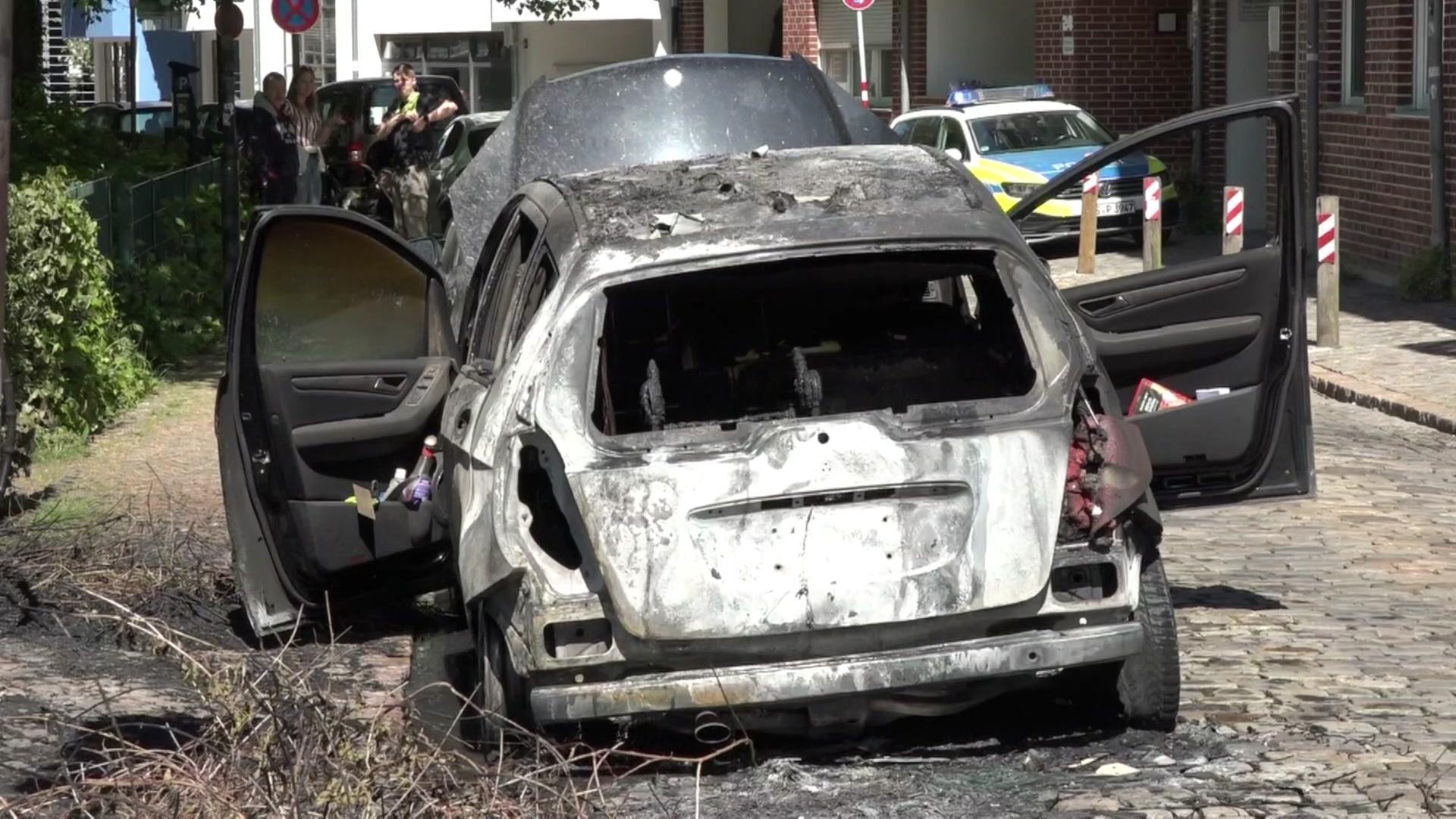 Ein ausgebranntes Auto nach einem Vegetationsbrand in Osnabrück | Nord-West-Media TV