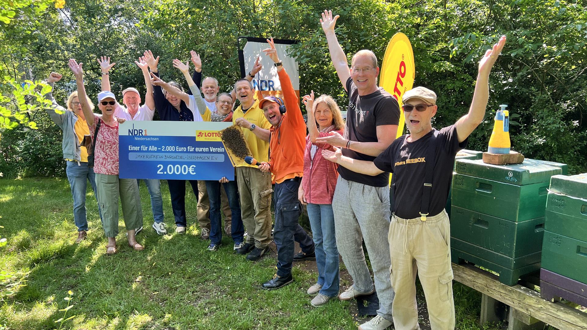 Schorse und der Imkerverein Burgwedel mit einem Scheck. | NDR, Bernd Drechsler