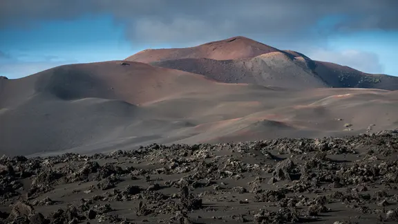 Eine karge, vulkanische Landschaft.