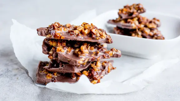 Ein Stapel Bruchschokolade liegt auf Pergamentpapier. | NDR, Claudia Timmann Ein Stapel Bruchschokolade liegt auf Pergamentpapier.