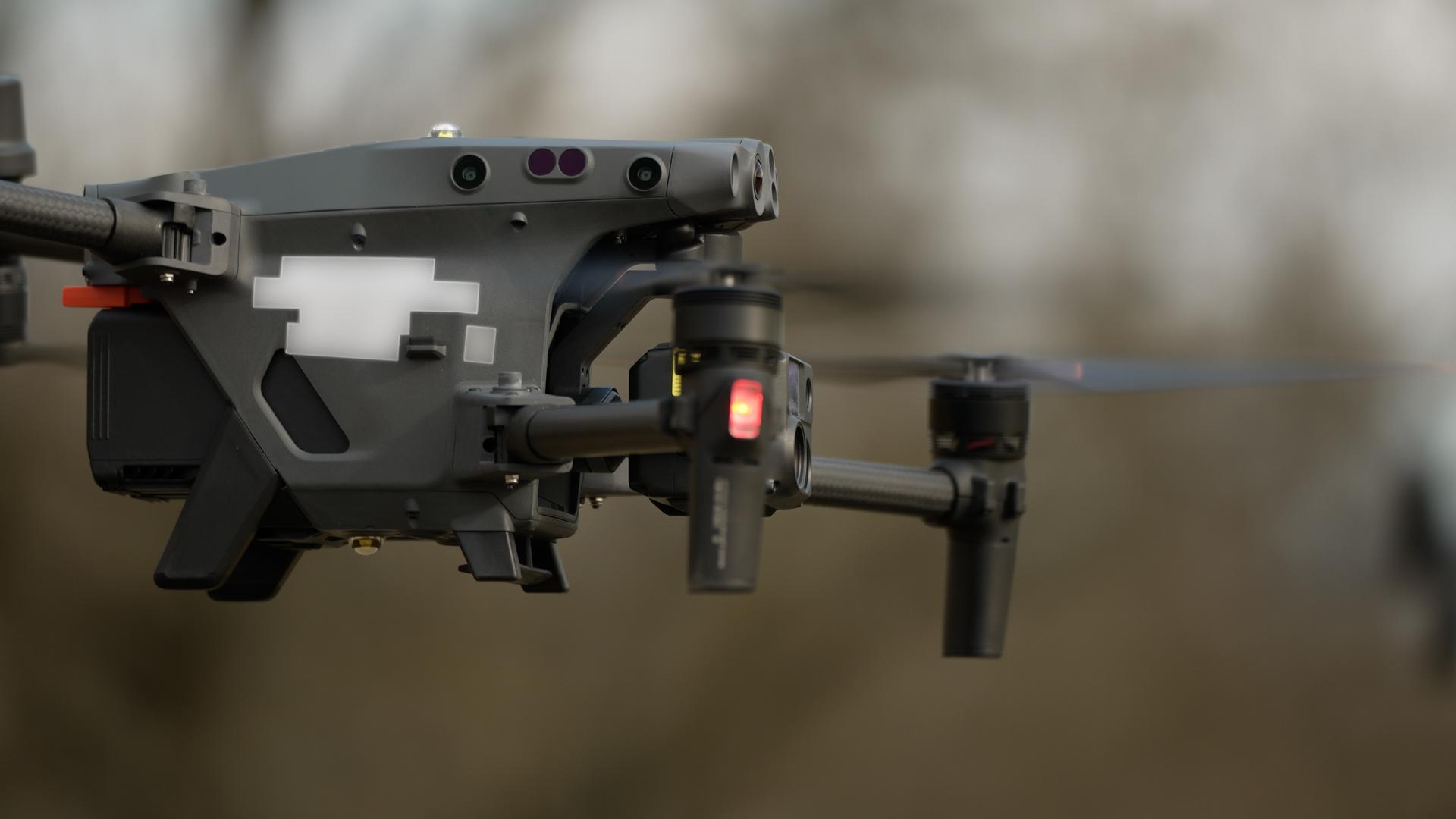 Eine Kamera-Drohne fliegt über den Truppenübungsplatz Munster. | NDR