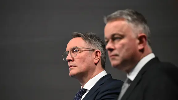 Rheinland-Pfalz' Ministerpräsident Alexander Schweitzer (SPD) und CDU-Wahlsieger Gordon Schnieder