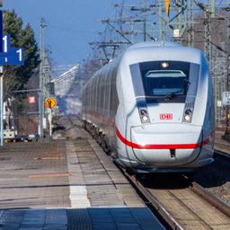 Ein ICE steht am Bahnhof von Ludwigslust.